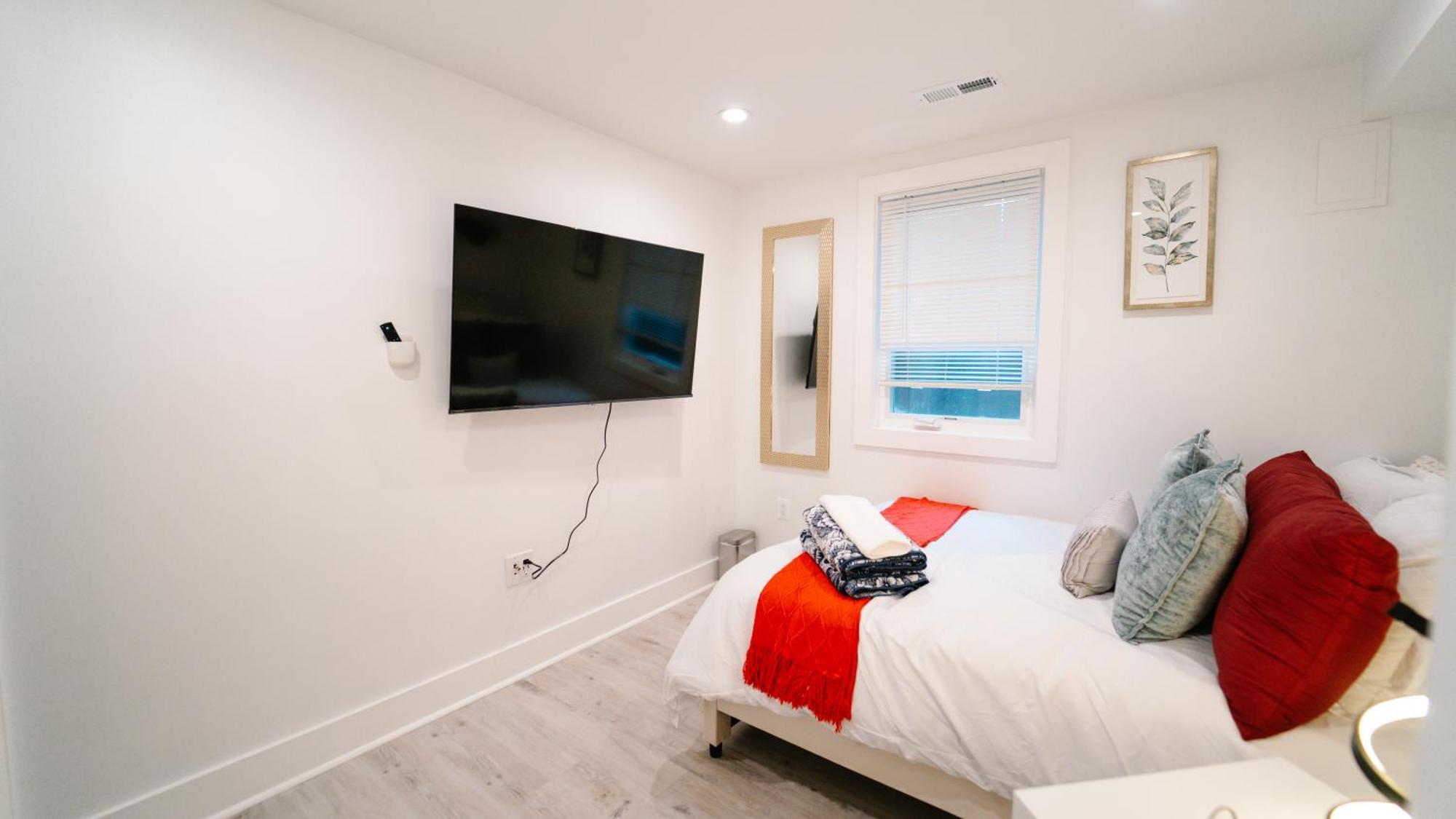 Modern 5br & 5ba Rooftop Deck & Private Parking Washington