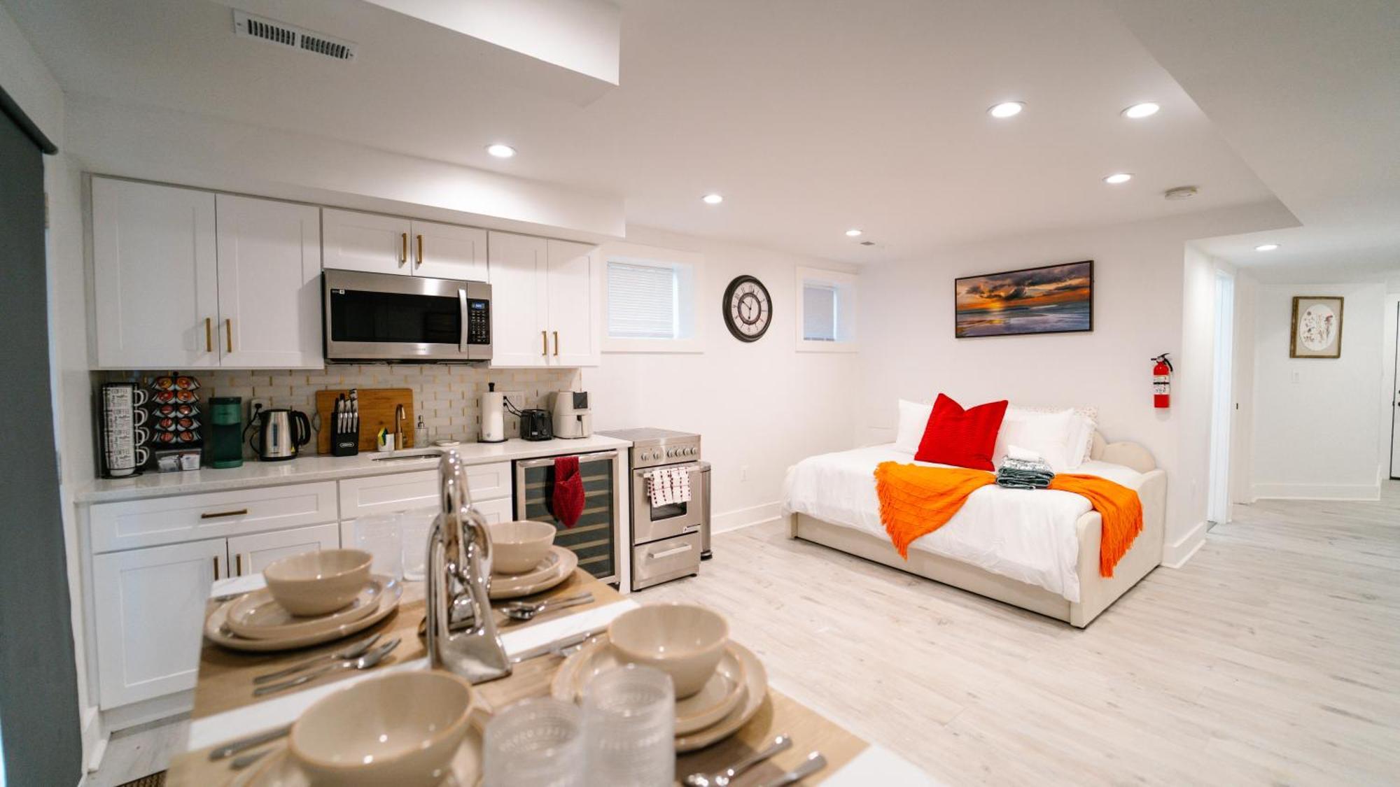 Modern 5br & 5ba Rooftop Deck & Private Parking Washington