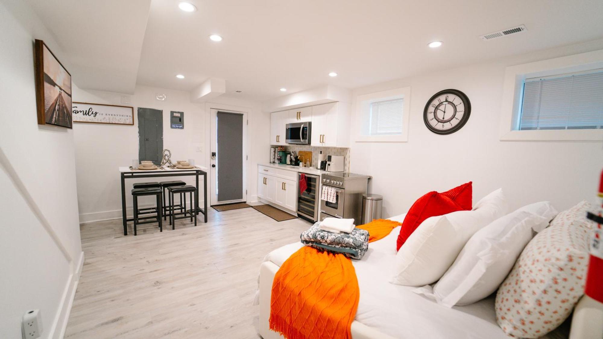 Modern 5br & 5ba Rooftop Deck & Private Parking Washington