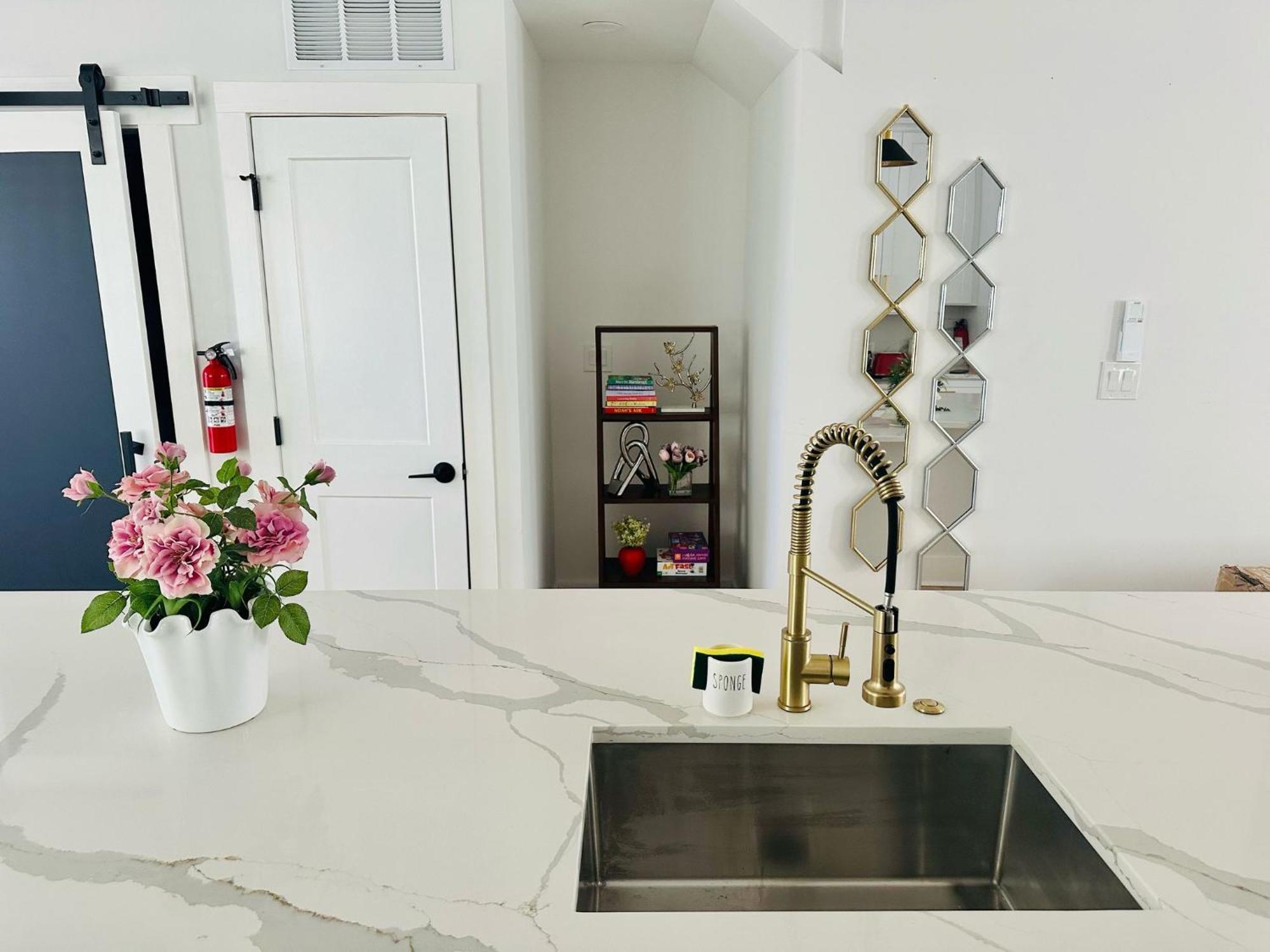 Modern 5br & 5ba Rooftop Deck & Private Parking Ferienhaus *